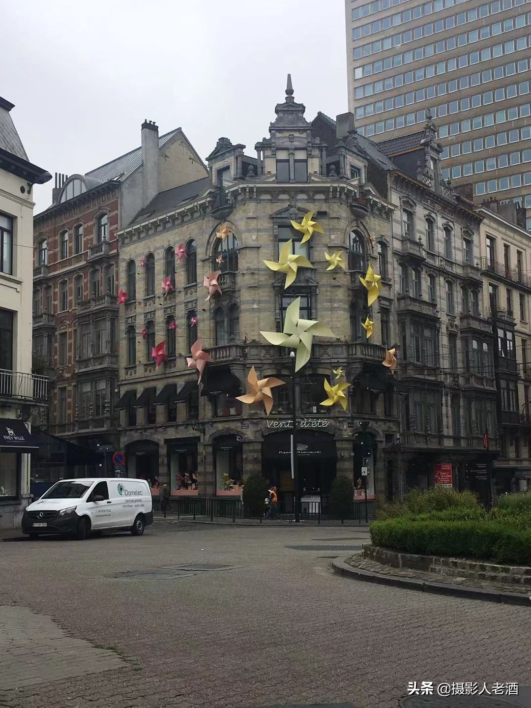 带女友出来旅游发现针孔摄像头,女子旅游摄像机被偷