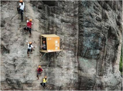 湖南省开在悬崖上的便利店,湖南景区悬崖上的小卖部