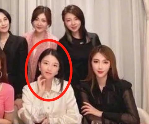 连她都要镶边合影的聚会，来头这么大？