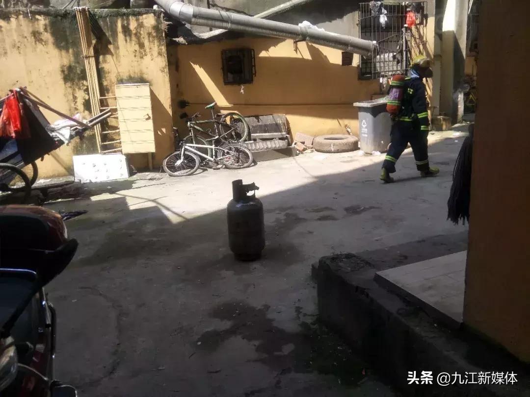 九江庐山煤气罐喷火,居民家中液化气罐喷火江西消防