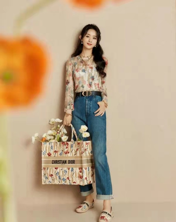 高梵黑金鹅绒服赵丽颖,赵丽颖黑色露肩礼服变时尚辣妈