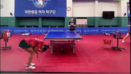 乒乓小将练球哭了,中国乒乓球小神童努力练习视频