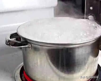 如何防止煮稀饭溢出,煮稀饭总是冒泡怎么办
