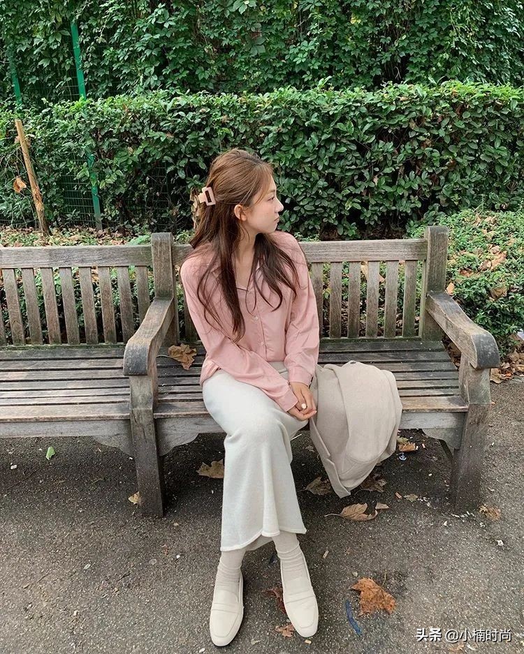 小麦肤色适合衣服颜色穿搭口诀,黑黄暗沉皮肤适合怎样穿搭