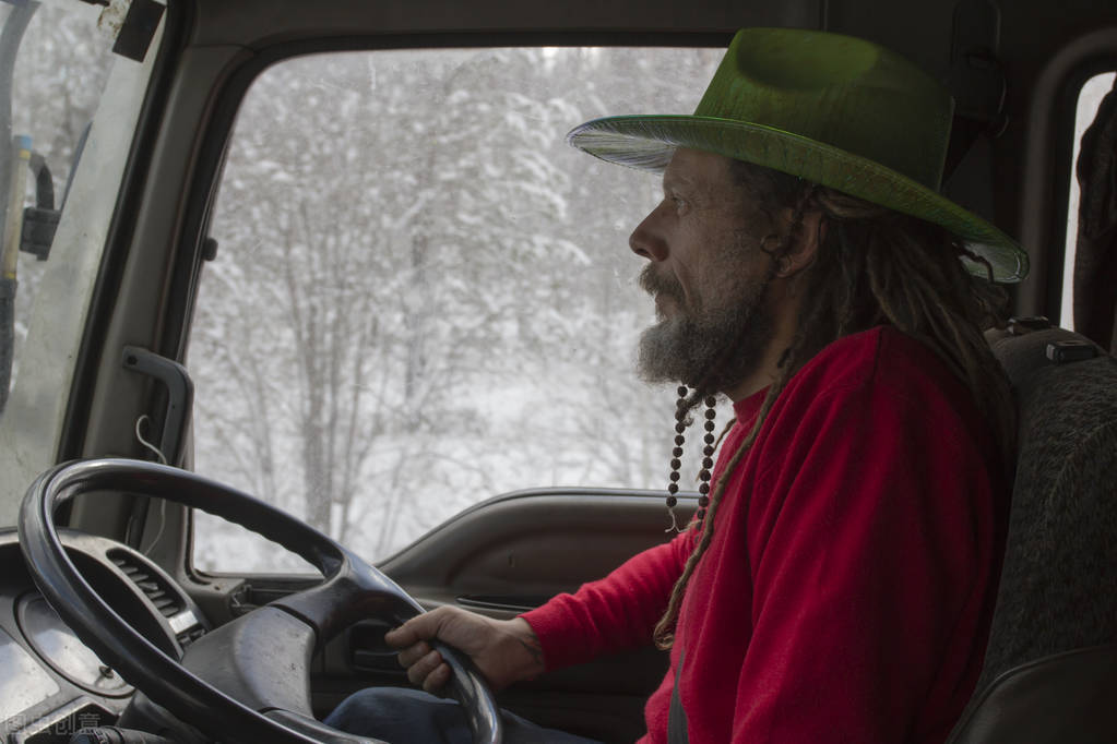 这只狗真神！凭着老虎的气味锲而不舍地追出了个猎虎*私走**团伙