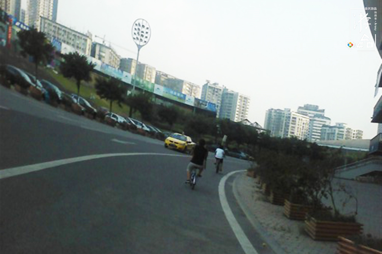 重庆人把自行车当作玩具，在滨江路和奥体中心，体验过租来的快乐