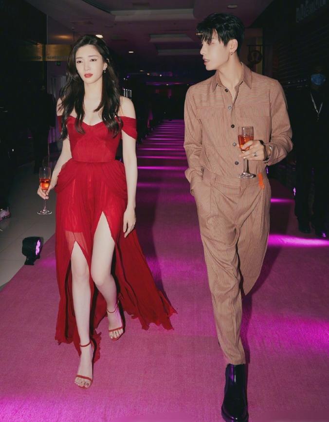 山花浪漫不及眉间一点朱砂，万千颜色都不如红色艳丽好穿搭