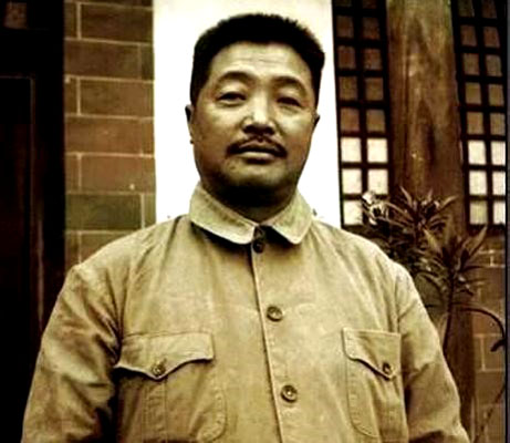 贺龙陪同周总理接见外宾，虽然身体有病，仍然替周总理喝酒