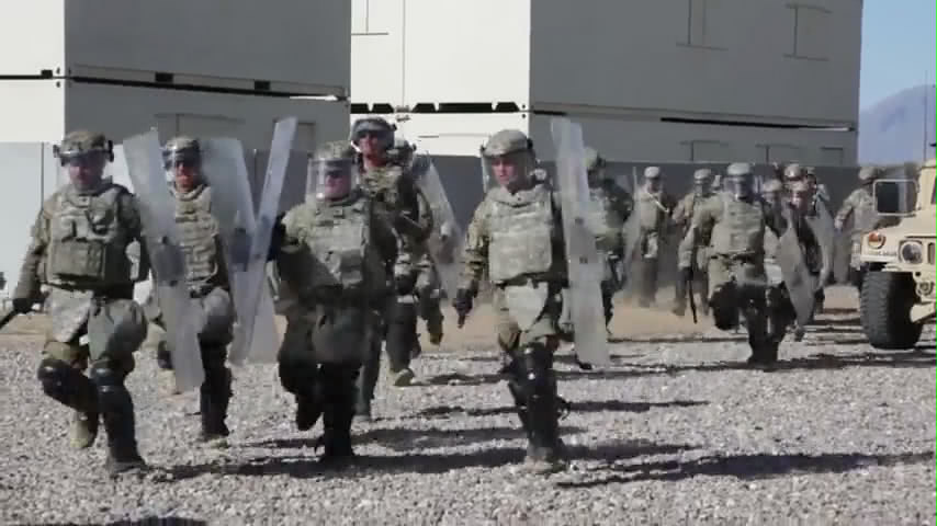 移民千万不要冲动!美国士兵手持*器武**和防暴装备,敢冲我就会动手