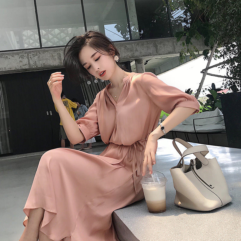 魅力网红连衣裙，显知性优雅，打造夏日迷人“砍男装”