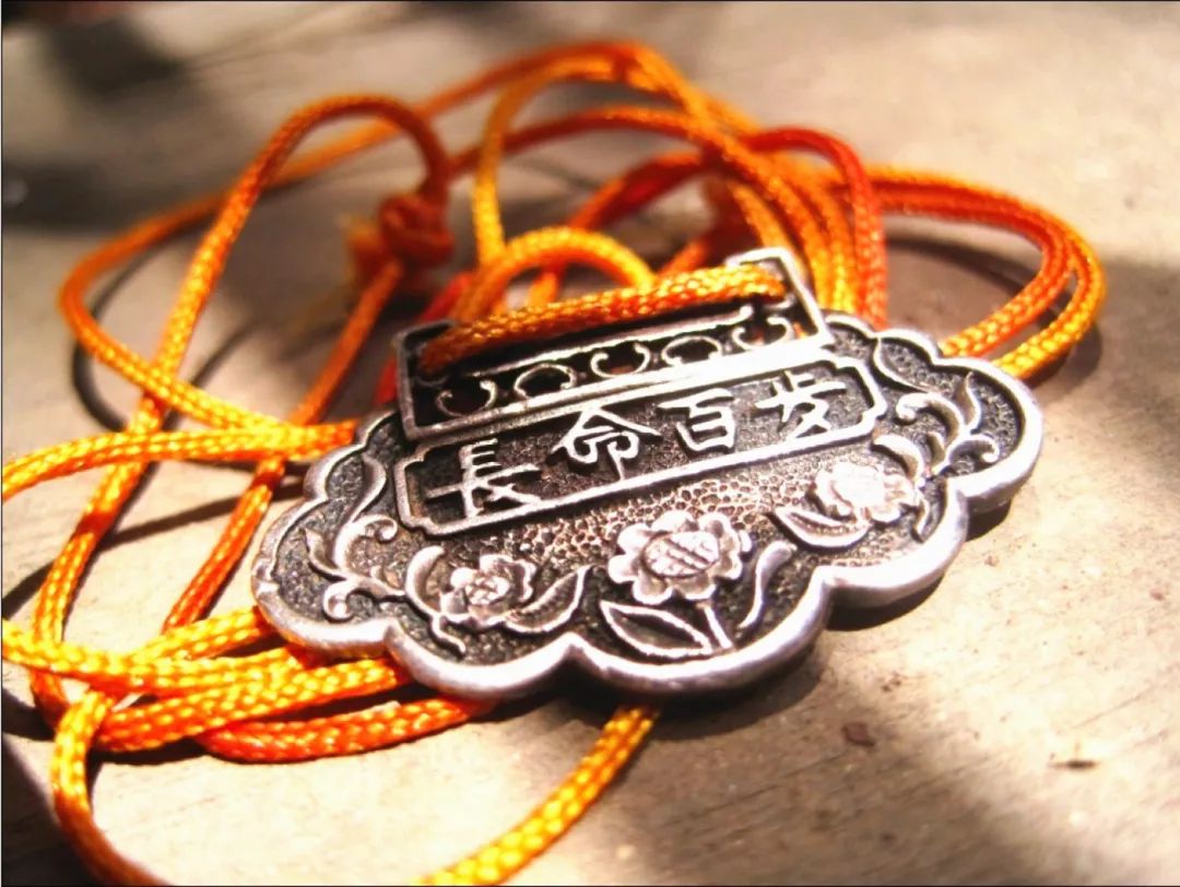 长命锁给娃戴,长命锁祝福视频