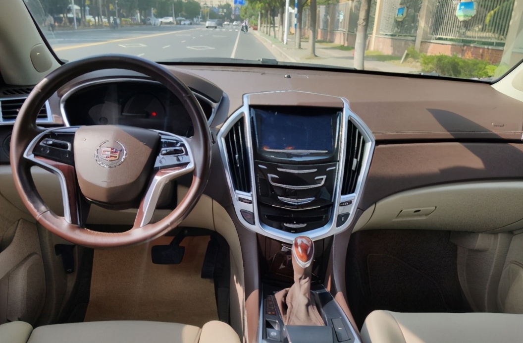 同为豪华品牌掉价最狠15万内就可以买到的洗浴城专车—凯迪拉克