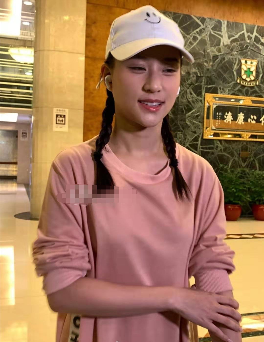 众子女为赌王庆生，57岁何超琼打扮低调却最出挑，风头盖过四太