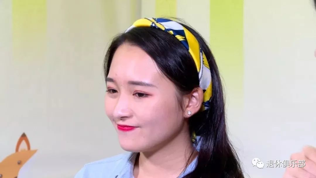 带衣领秋天丝巾的系法大全,秋天丝巾防寒各种围法