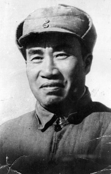 周总理最后2年，体重61斤平均40天一场手术，临终前苦等发妻