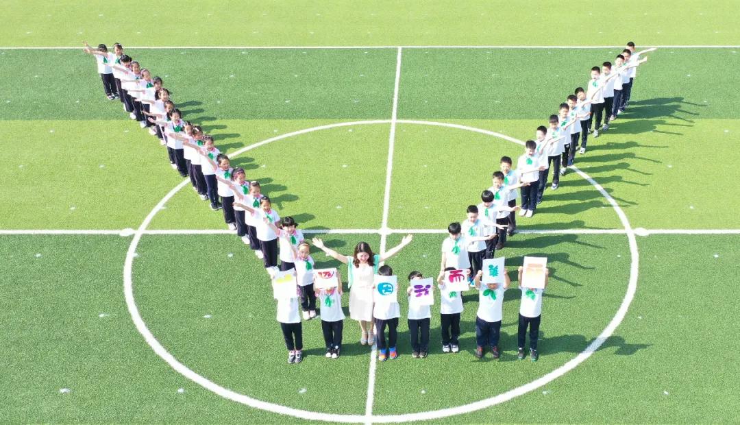 萌娃们终于复学啦！来看今天小学、幼儿园的现场图→