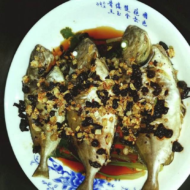 海边一种小不丁点大的泥猛鱼，刺得龇牙咧嘴，腹内有一股特殊的臭