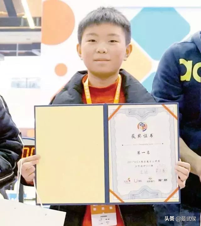 0.89秒复原魔方！12岁武侯娃亮相央视，挑战魔方速拧职业高手