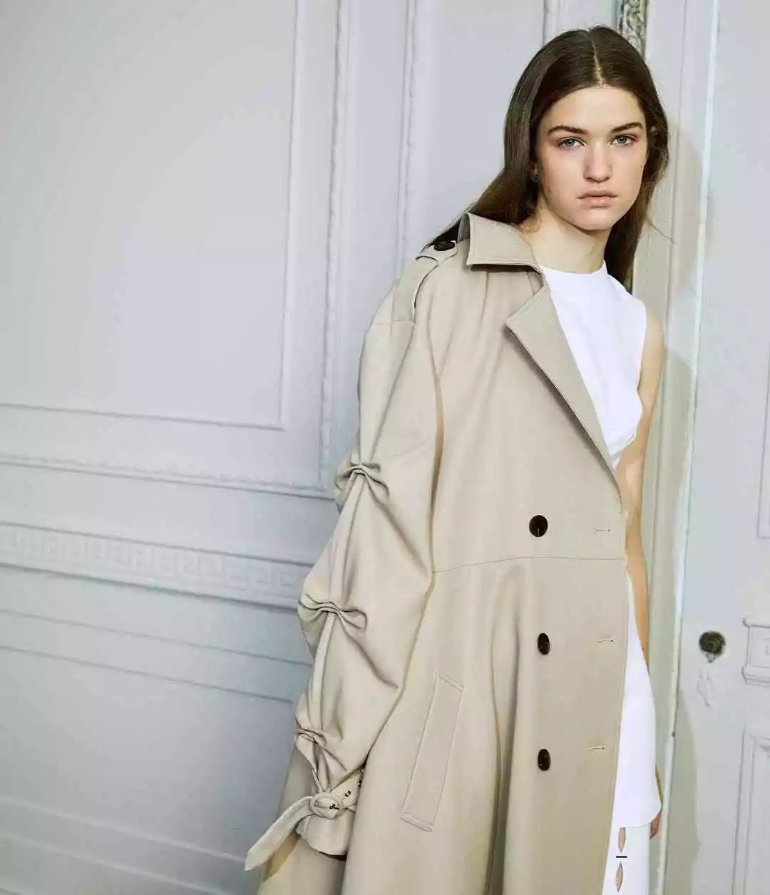 短风衣怎么穿出高级感,超长风衣穿搭技巧