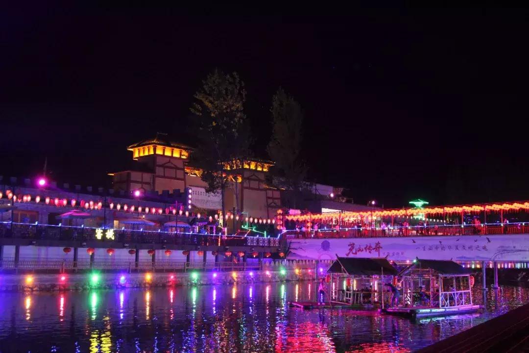 墨子古街观光小火车,中原雪乡晚上