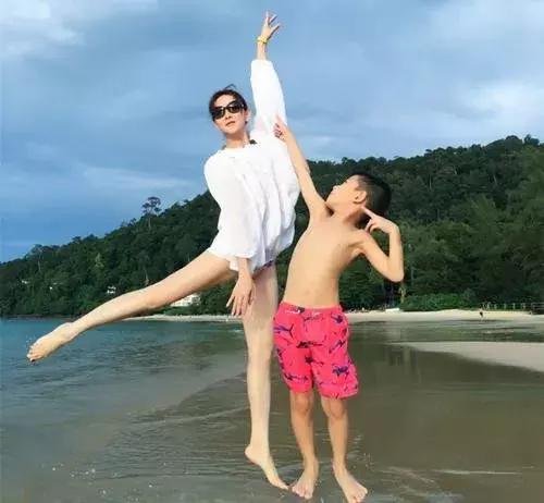 从明星到阔太李嘉欣奋斗了20年,豪门阔太李嘉欣复出捞金