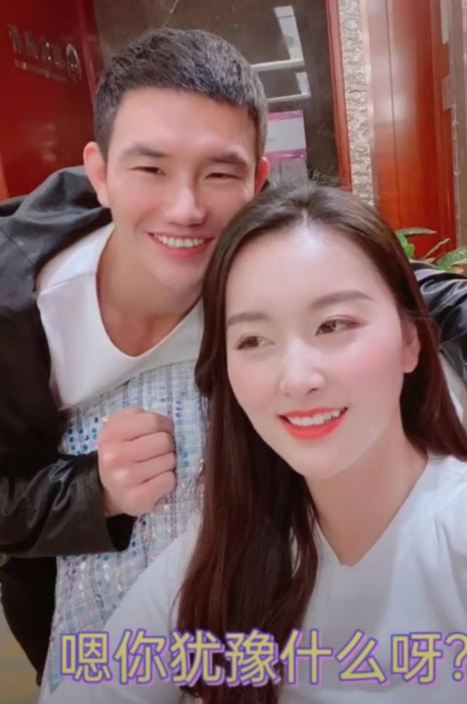 嘎子哥戴大金链子现身,问娇妻嫁给自己是否后悔,妻子却犹豫了?