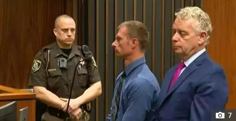 男人赌博输光家产竟然拿妻子出气,一男子赌博输光家里所有钱