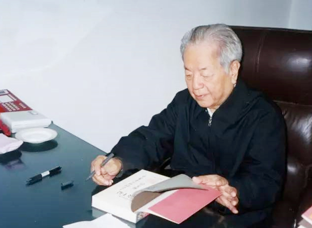 1982年,外长*其琛钱**说了几句话,引起了国际上的剧烈反响