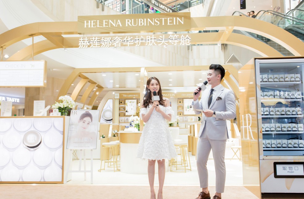 迪丽热巴杨幂高开叉长裙,她是杨幂新捧的女艺人