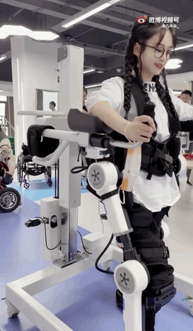 瘫痪小姐姐借助外骨骼自主行走,瘫痪小姐姐靠自己站起来