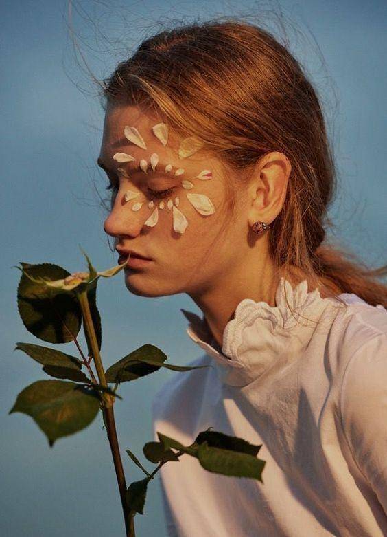 有句话说得好：美不美看脸，老不老看眼