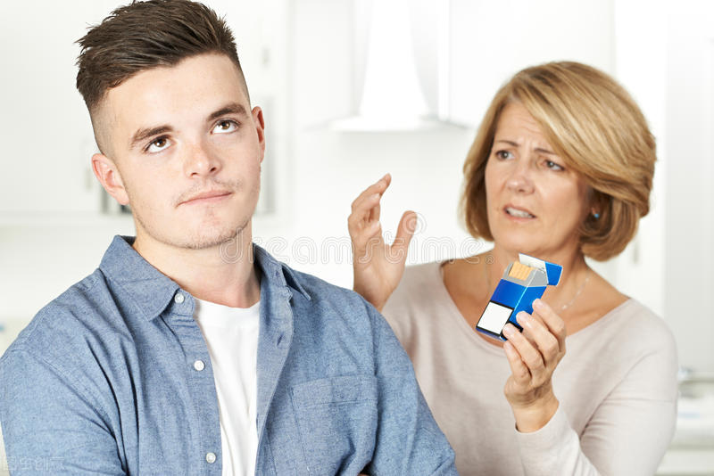 *子烟电**能戒烟？*子烟电**没有二手烟？快扔掉它，它正让孩子染上烟瘾