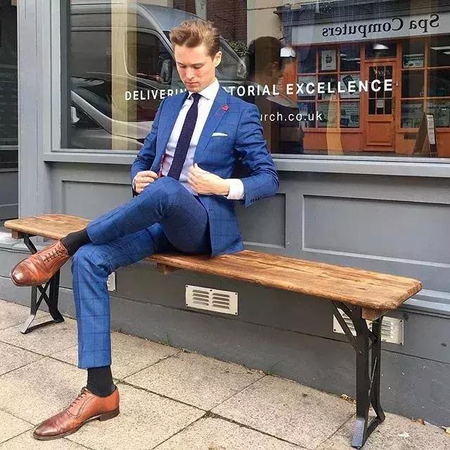 看惯了普通穿搭,字母西装和纯色西装哪个洋气减龄