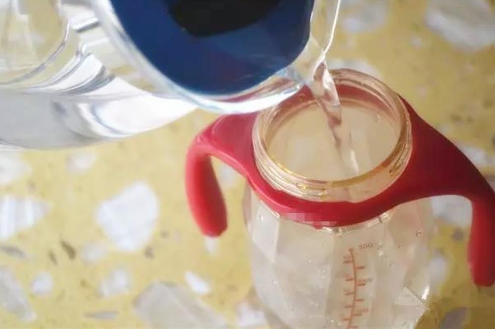 冲奶粉的水温高会导致宝宝呛奶么,冲奶粉最合适的水温是40-60度