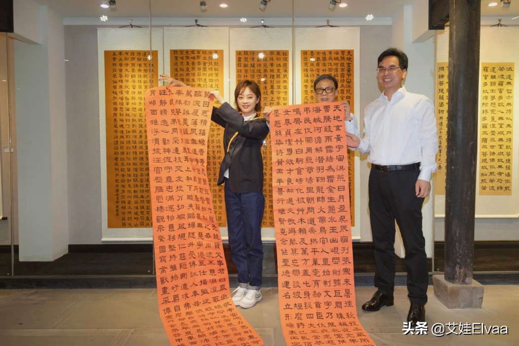 孙俪晒周末带孩子游玩新照,37岁孙俪罕见淑女装