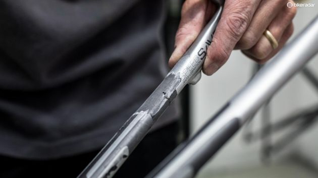 碳纤维自行车车身修复视频教程,碳纤维自行车针孔如何修复