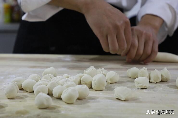 煮饺子的正确方法要放油吗视频,饺子冷水下锅还是热水下锅不破皮