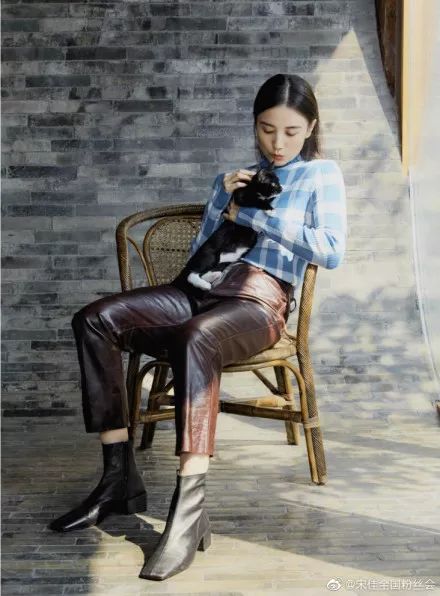 当女朋友穿上高跟鞋比你还高,你女朋友穿高跟鞋你会怎么样