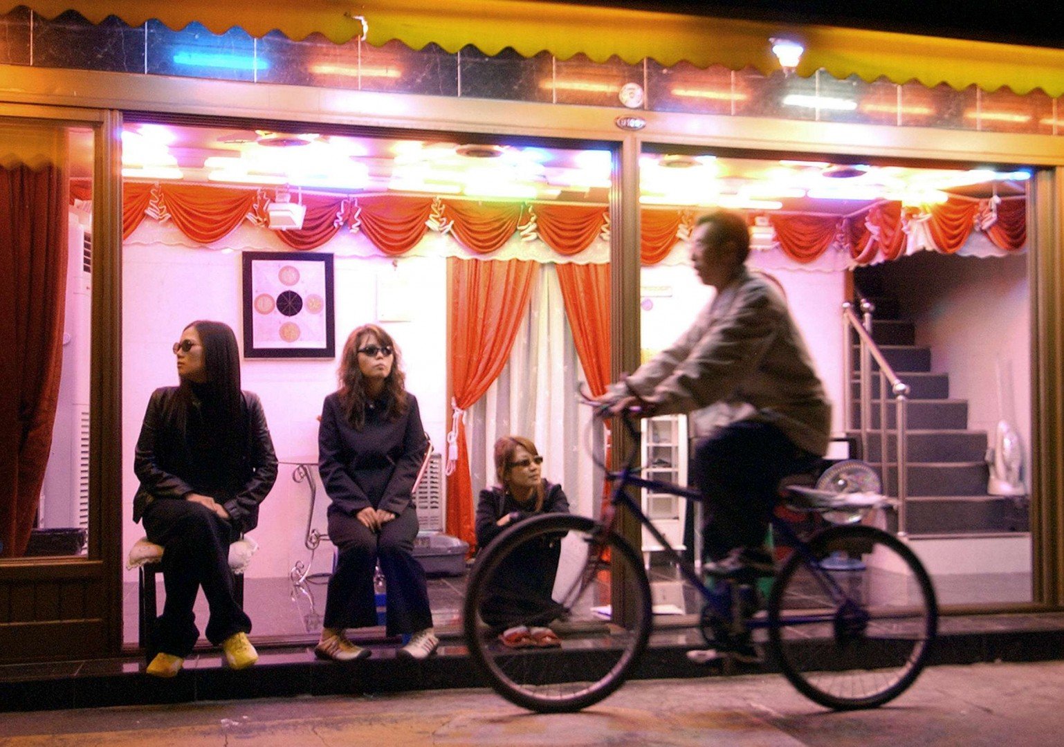 韩国百万女性被迫*身卖**！情色行业猖獗，首尔汉江“伟哥”超标