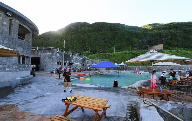 女子在河边泡脚被水蛭咬,被水蛭咬血流不止