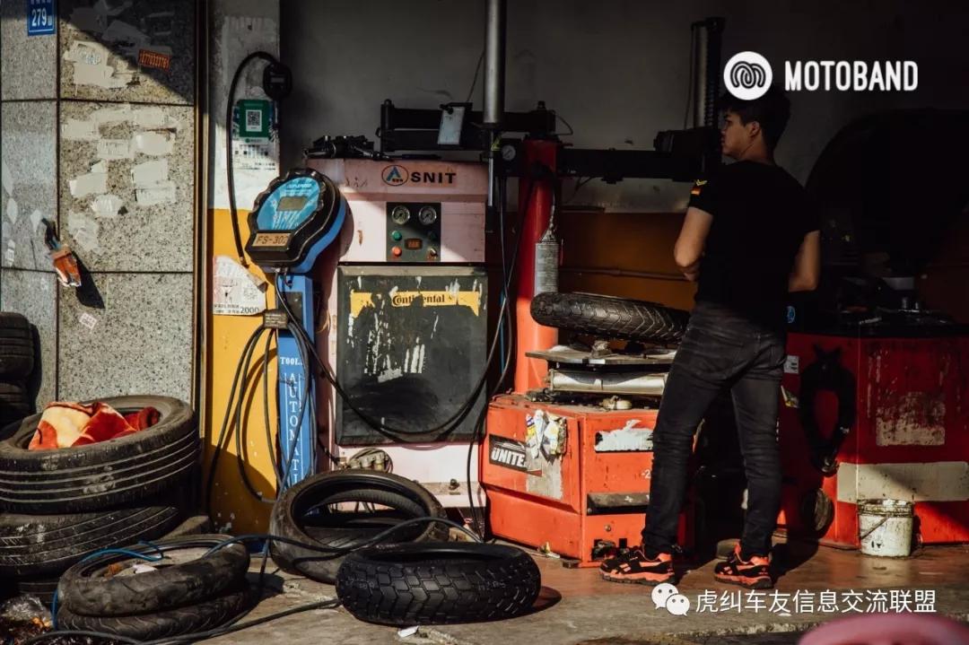 贝纳利幼狮500辐条轮爆胎,贝纳利幼狮500公路版改牌照架