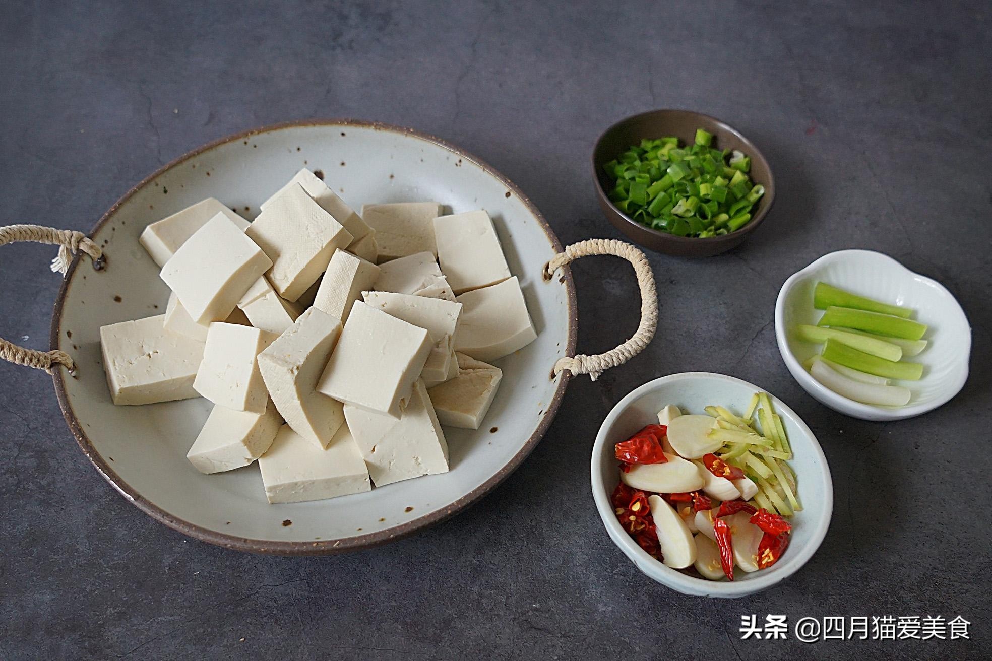 炖鲫鱼倒什么料,炖鲫鱼想放绿豆芽