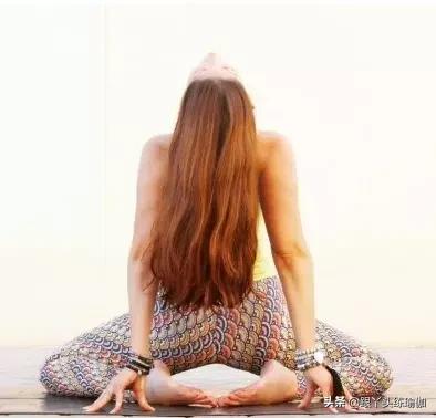 利用墙练习瑜伽轮式,利用墙锻炼的瑜伽体式方法