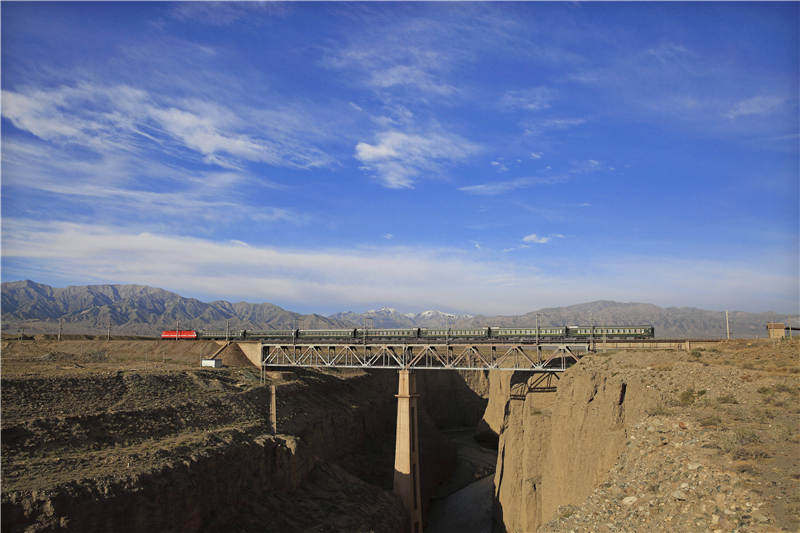 世界穿越沙漠最长的火车,一列火车穿过900米山洞