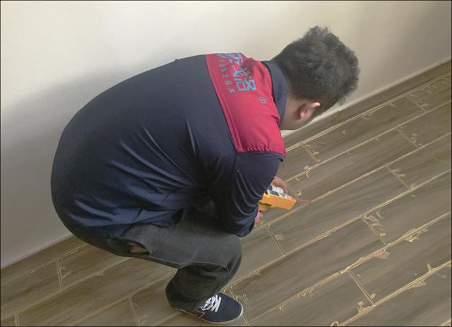 铲美缝剂时用吹风机加热铲可以吗,铲美缝时把美缝剂铲花了