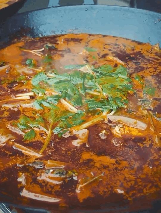 巴到喉咙里的那颗青花椒，勾起好多吃鱼人的回忆！