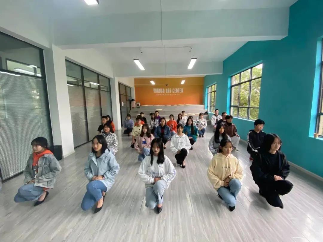 正确坐姿站姿走姿礼仪教案,如何讲解站姿坐姿走姿蹲姿