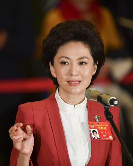 央视海霞今年多少岁了,央视海霞全身照片