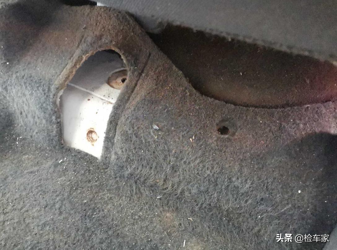 4万多的名爵锐腾买来糟心，拆开饰板车主叫出声，底盘装甲白喷了