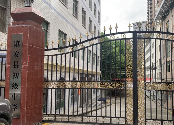 贫困县7.1亿建豪华中学评论,陕西一脱贫县花7亿建豪华中学